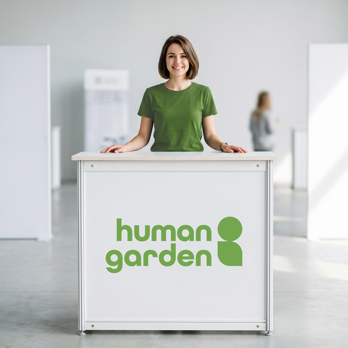 Donna al desk Human Garden